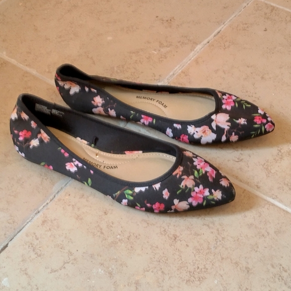 Time and Tru Shoes - NWOT Time and Tru Floral Memory Foam Pointy Slip On Flats Sz 8